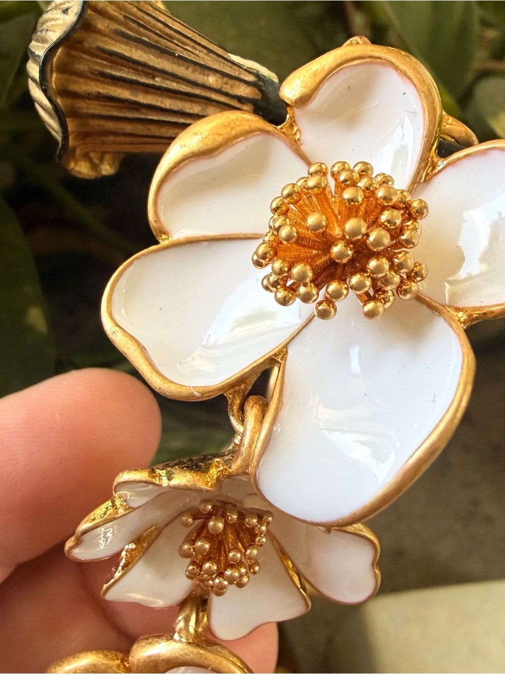 OSCAR DE LA RENTA White/Gold Enamel Flower Gardenia Bracelet Toggle / Signed - Picture 10 of 13